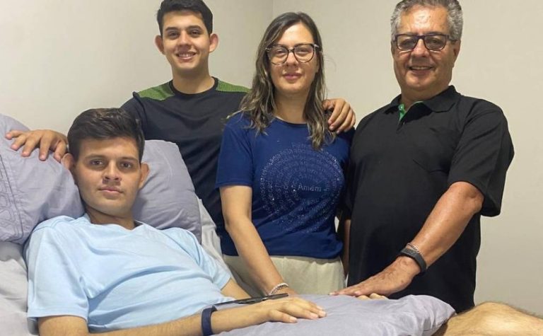 Jovem de MS com lesão medular fora do limite de pesquisa recebe polilaminina