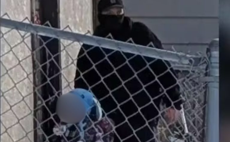 Juiz proíbe que governo Trump deporte menino de 5 anos e seu pai