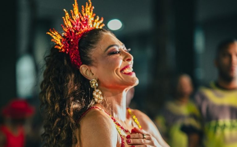 Juliana Paes irrita a torcida da Viradouro