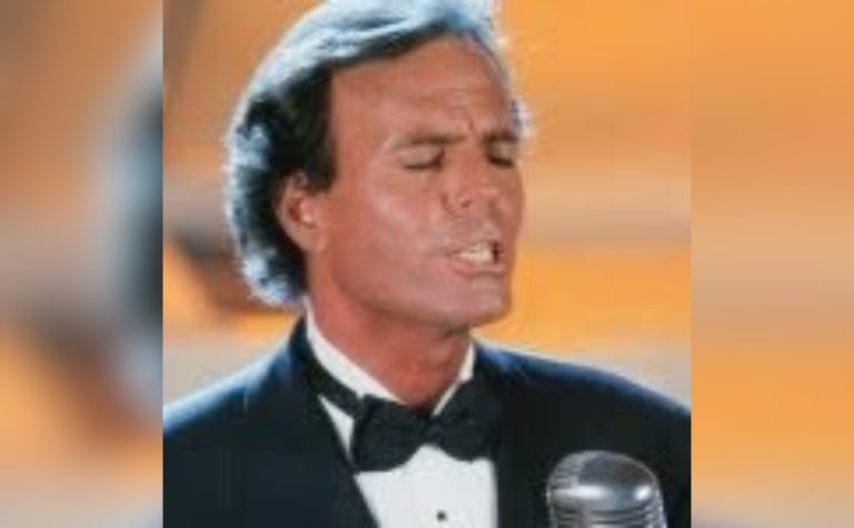 Julio Iglesias é acusado de assédio sexual por ex-funcionárias