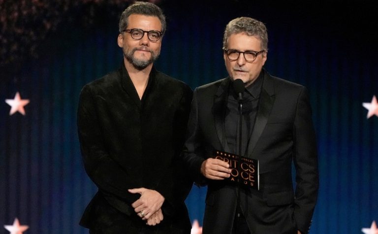 Kleber Mendonça Filho fala sobre entrega de prêmio fora do palco no Critics Choice