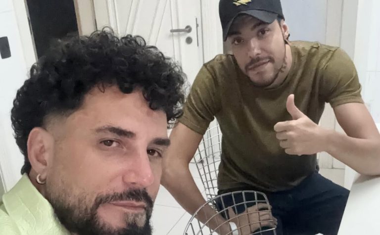 Latino faz as pazes com filho um ano após o expulsá-lo de casa