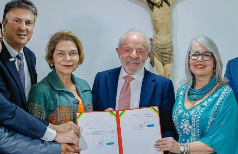 Lula assina MP e piso nacional dos professores sobe para R$ 5.130,63