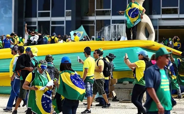 Lula contraria Congresso e veta redução de penas do 8/1 que beneficiaria Bolsonaro