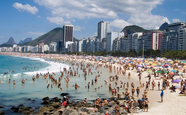 Mais de mil pessoas foram resgatadas no mar de Copacabana na virada do ano no Rio