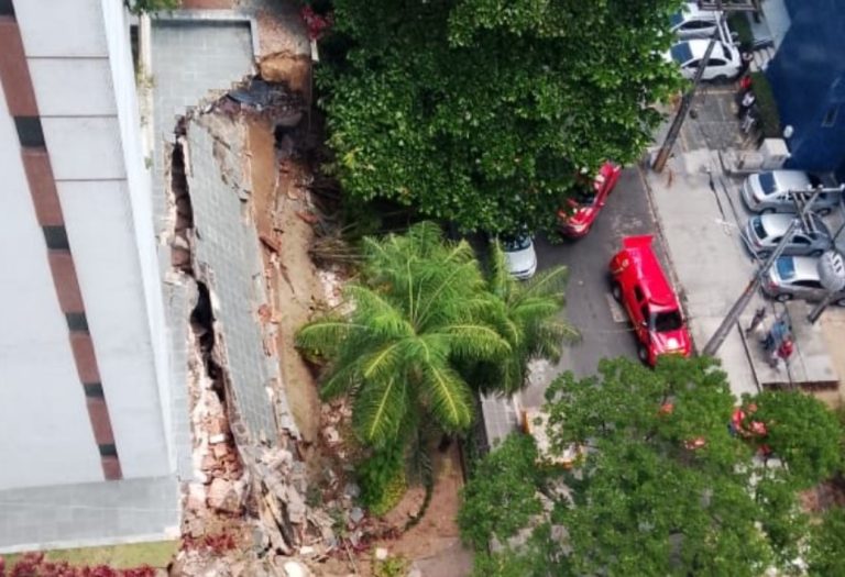 Marquise de prédio residencial desaba no bairro do Espinheiro, no Recife