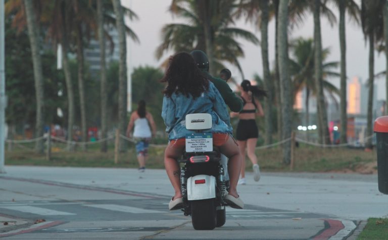Menina de 4 anos fica ferida após ser atropelada por bike elétrica em Vila Velha