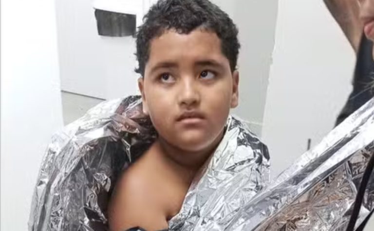 Menino é encontrado após 8 horas à deriva no mar