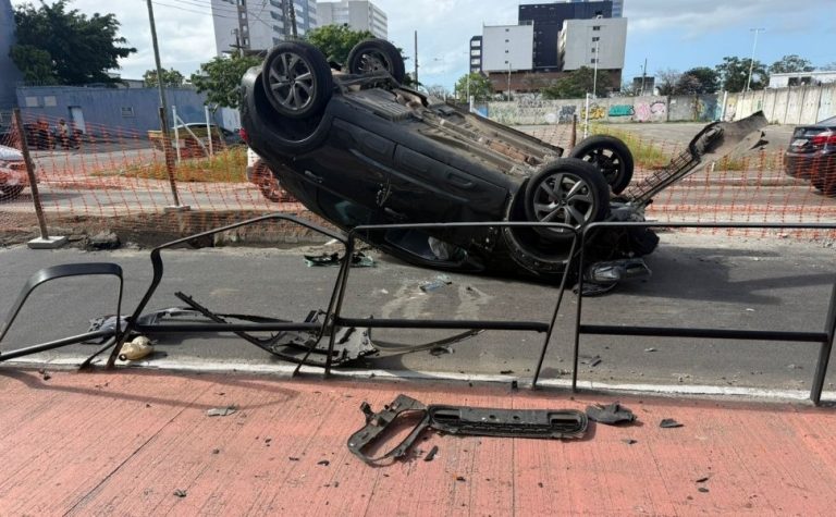 Motorista tenta desviar de buraco, capota o carro e provoca trânsito em Vila Velha