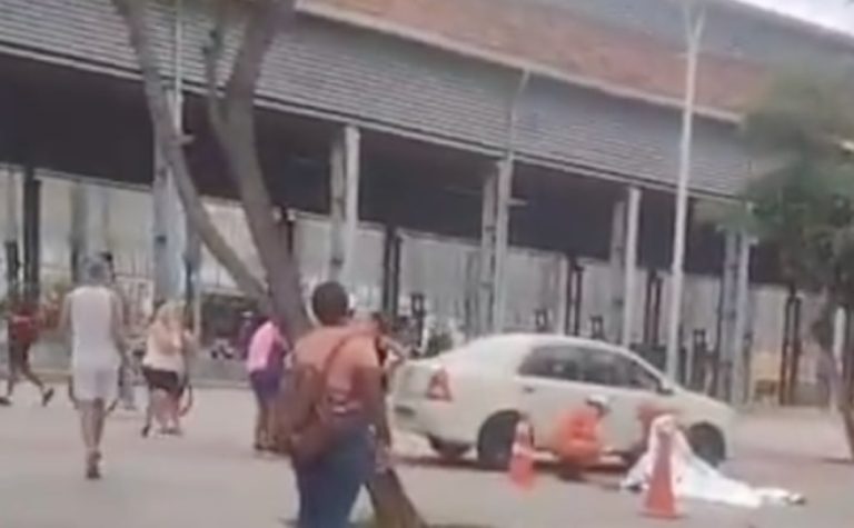 Mulher é morta a facadas pelo ex-companheiro no meio da rua no Rio