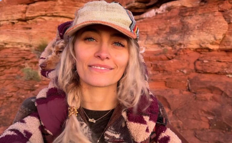 ‘Não é uma vida fácil’, diz Paris Jackson sobre desafios da sobriedade