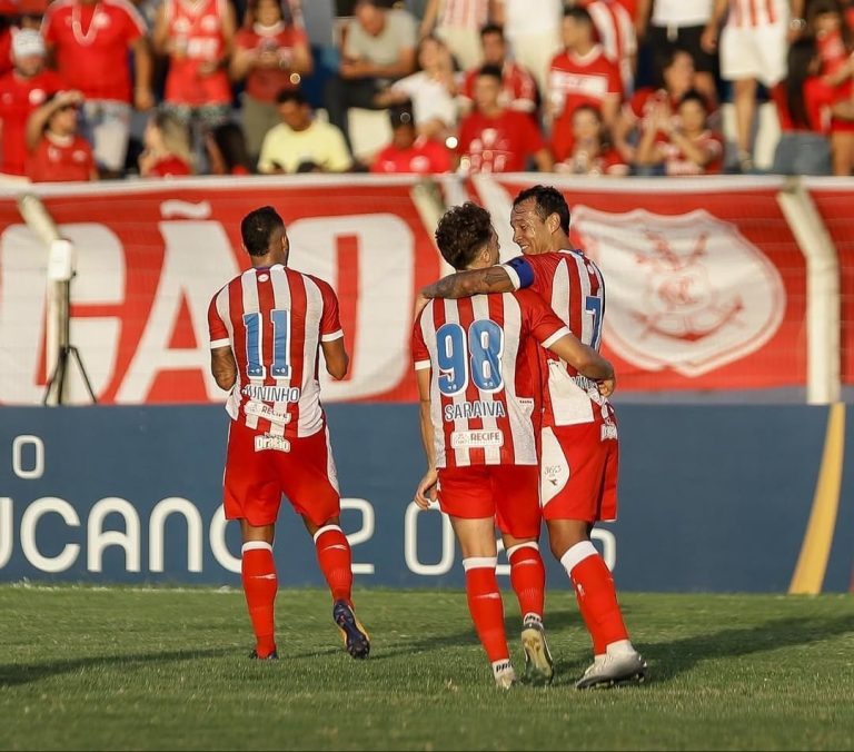 Náutico vence o Vitória fora de casa e consolida liderança isolada do Pernambucano