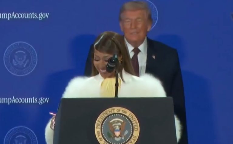 Nicki Minaj surge ao lado de Trump e diz quer é ‘fã número 1’ do presidente dos EUA