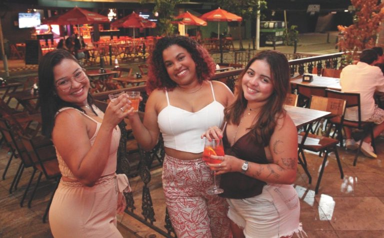 Noitada sem fim: jovens mantêm viva a tradição de curtir a noite