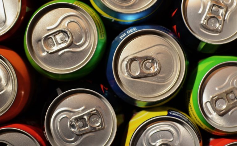OMS cobra aumento de impostos para frear consumo de álcool e bebidas açucaradas