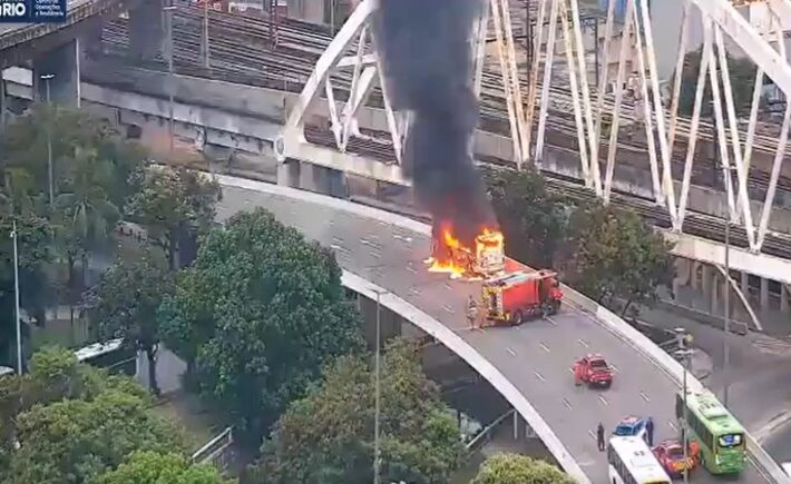 Ônibus pega fogo e interdita viaduto no Rio de Janeiro; veja vídeo