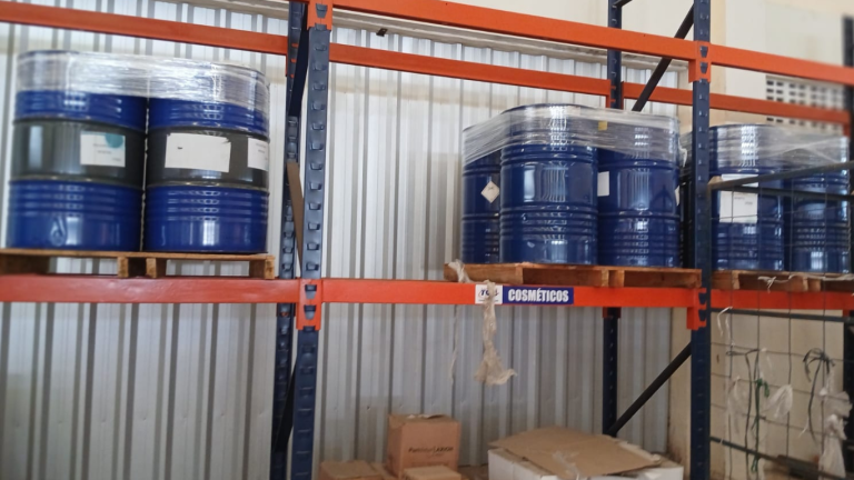 PF e Receita apreendem 3 toneladas de insumo para lança-perfume em Jaboatão