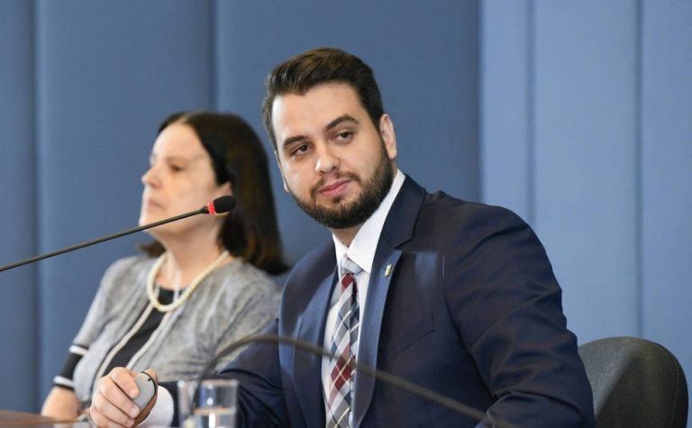 PF prende Filipe Martins, ex-assessor de Bolsonaro, após ordem de Moraes