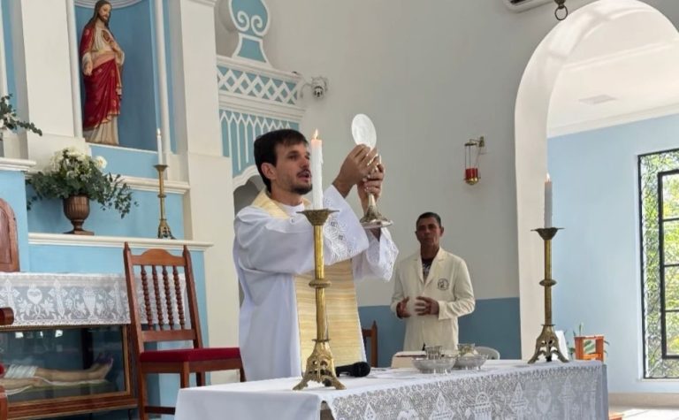 Padre Patrick celebra missa no primeiro dia do ano em Santa Teresa
