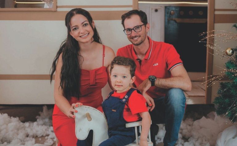 Pais conseguem na Justiça remédio para o filho que custa R$ 7 milhões