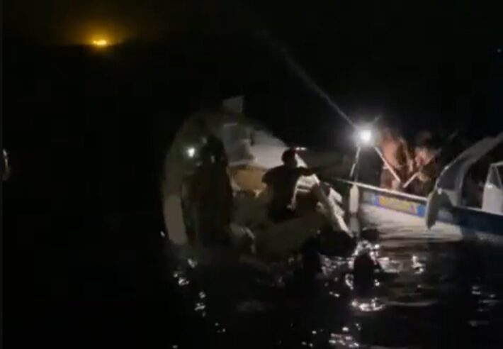 Passageira tem fratura na coluna após batida entre lanchas; barco afundou