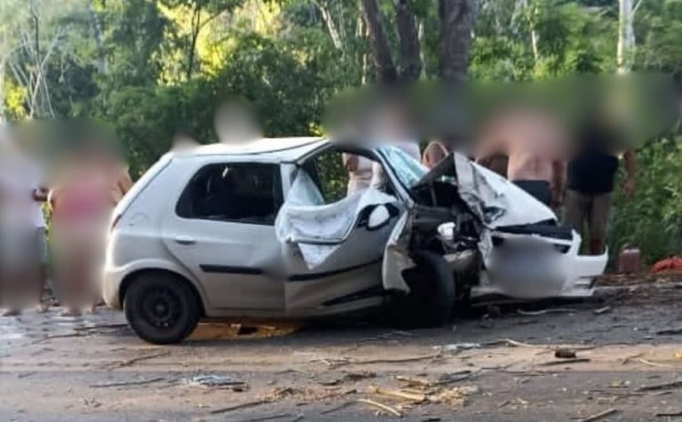 Passageiro morre e motorista sem CNH é preso após carro bater em árvore no ES