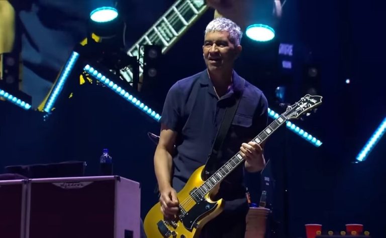 Pat Smear sofre acidente e Foo Fighters anuncia substituto