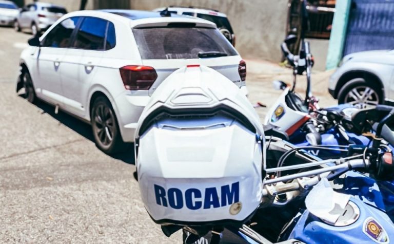 Perseguição para recuperar carro roubado termina com dois menores apreendidos