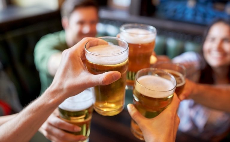 Pesquisa aponta queda no consumo de álcool por jovens e possível troca por maconha