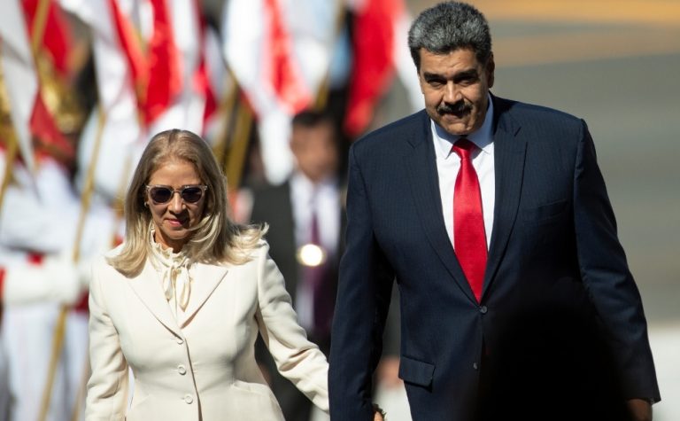 China pede aos EUA a liberação imediata de Nicolás Maduro e esposa