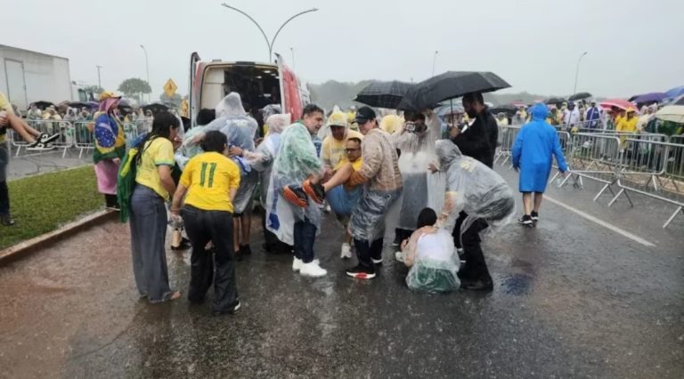 Raio atinge ato de Nikolas Ferreira e fere mais de 70 pessoas em Brasília