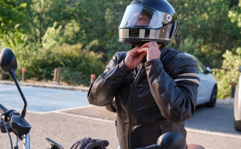 Registro, placa e uso de capacete: veja as novas regras para uso de moto elétrica