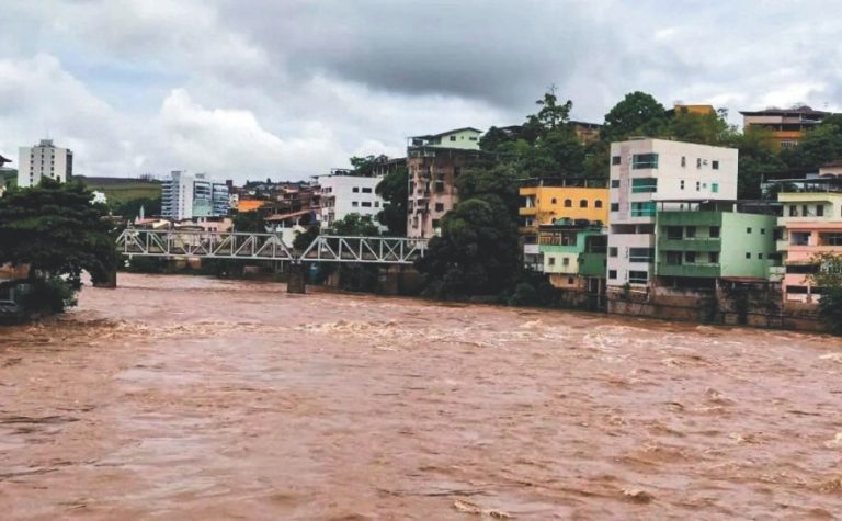 Rio Itapemirim atinge mais de 1,6 metro acima do nível