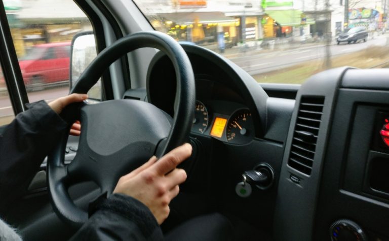 Risco nas estradas: cresce alerta contra transporte clandestino nas festas