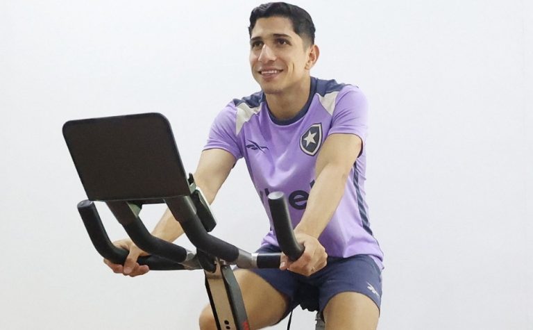 Savarino pede reunião com técnico do Botafogo para definir futuro