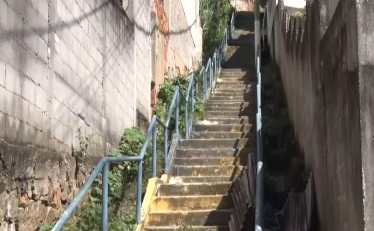 Segundo dia de tiroteio no Morro do Jaburuna deixa dois feridos em escadaria