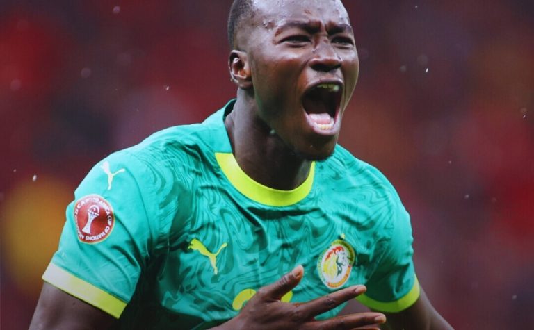 Senegal abandona campo, mas retorna e vence Marrocos na final da Copa Africana