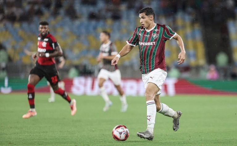 Serna acerta renovação com o Fluminense até o fim de 2028