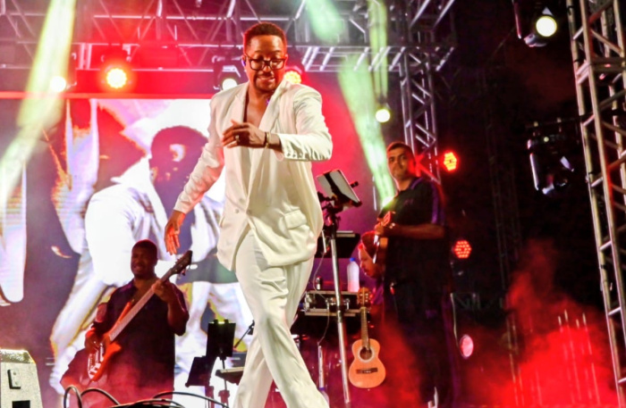 Show de Mumuzinho atrai público de mais de 100 mil na orla de Camburi
