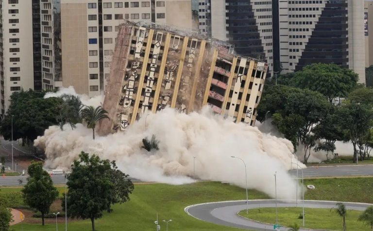 Tradicional hotel de luxo é implodido no centro de Brasília