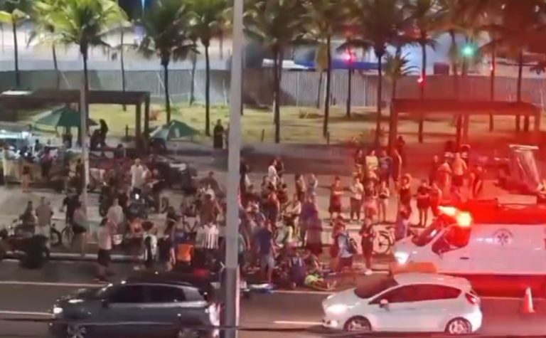 Turista morre após ser atropelada por motocicleta na Dante Michelini, em Vitória