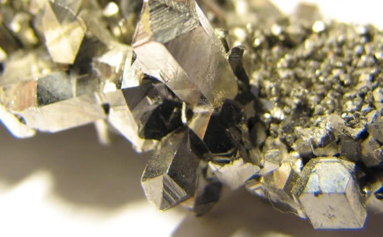 USP desenvolve bateria funcional de nióbio de 3 volts