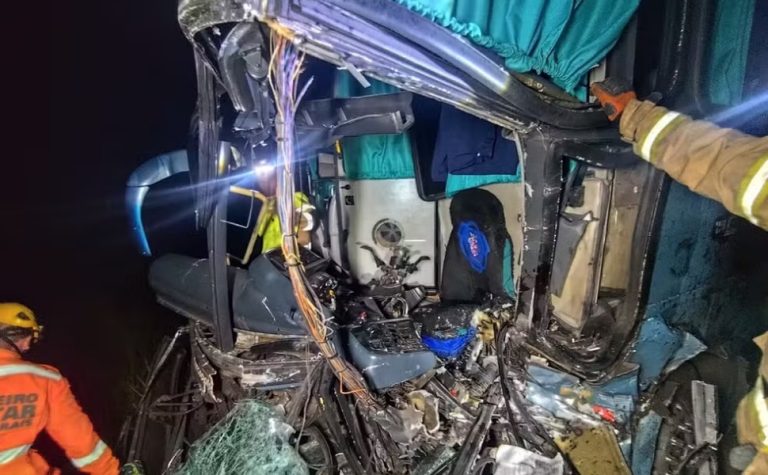 Uma pessoa morre em acidente que envolveu ônibus que saiu de Guarapari para MG