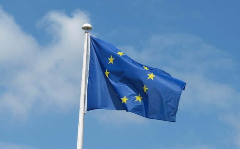 União Europeia aprova acordo com Mercosul; França prepara reação