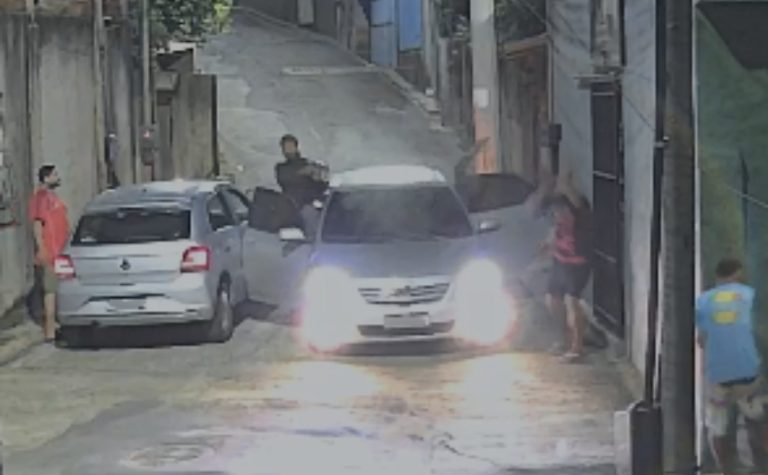 VÍDEO | Homem é morto a tiros e duas pessoas ficam feridas em ataque na Serra
