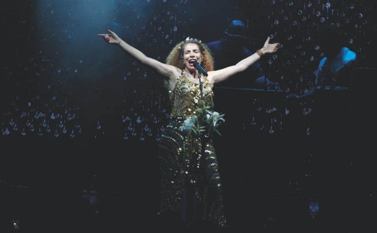 Vanessa da Mata sobe ao palco no Cais das Artes. Veja vídeos