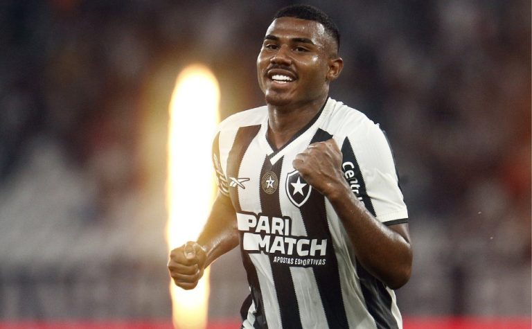 Vasco mira mais reforços e quer lateral ex-Botafogo