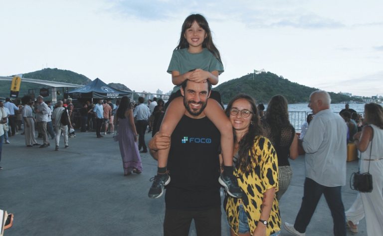 Vista privilegiada do Cais das Artes encanta o público em primeira noite