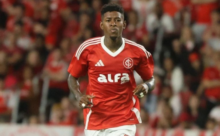 Vitão é oficializado como primeiro reforço do Flamengo