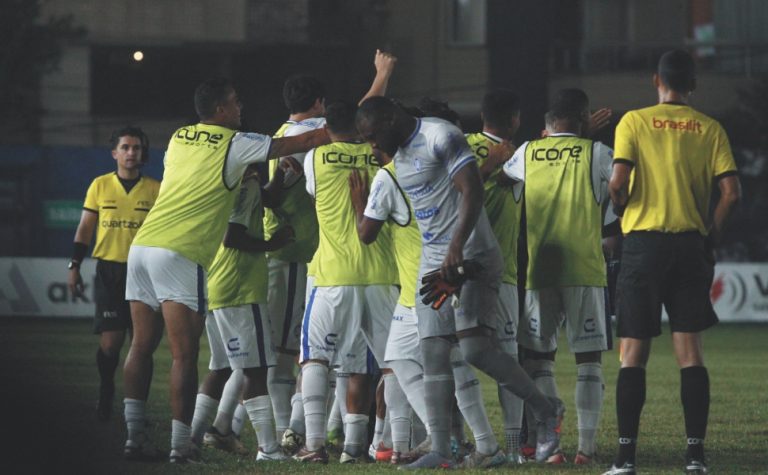 Vitória leva a melhor no clássico contra o Rio Branco e assume a liderança